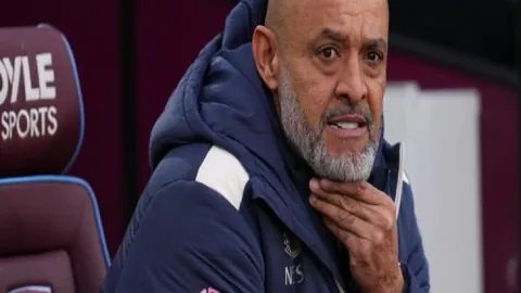 赵明剑任意球绝杀！青岛队中超第19轮力克上海申花1-0